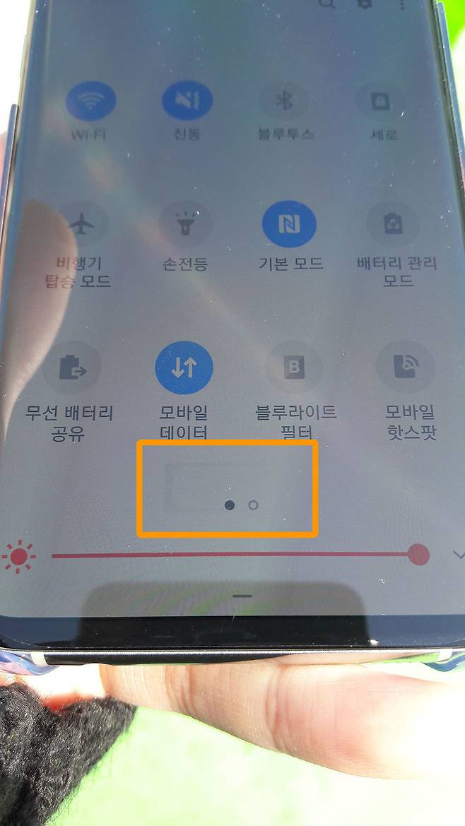 갤럭시S10 사용 모습. 화면 속 지문인식 센서가 비치고 있다. <한겨레> 독자 제공