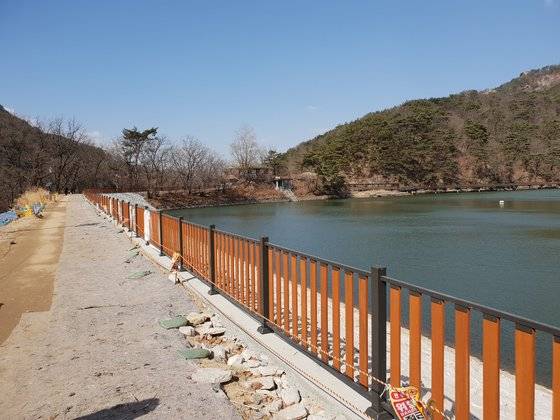 포천시가 지난해 말 복원 계획을 검토한 뒤 중단한 산정호수 ‘김일성 별장터’. 전익진 기자