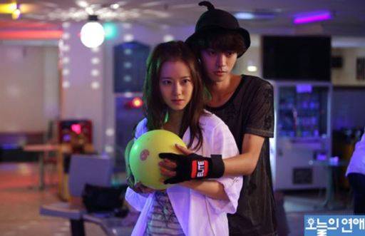 2014년 개봉한 영화 '오늘의 연애(감독 박진표)'에서 문채원(오른쪽)과 정준영은 연상연하 커플인 각각 현우, 효봉 역을 맡아 연기했다. 팝콘필름.