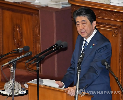 일본 도쿄의 중의원 전체회의에서 1월30일 아베 신조 총리가 의원들의 질의에 답변하는 모습.[UPI=연합뉴스 자료사진]