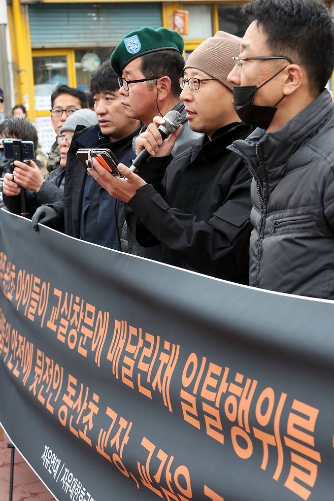 보수를 표방한 단체 회원들이 15일  광주 동산초등학교 앞에서 '전두환은 물러가라'고 노래한 행동에 항의하고 있다. 연합뉴스