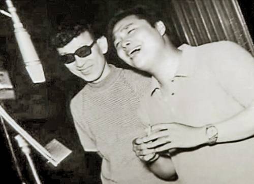 남진 장로(오른쪽)가 데뷔 초인 1960년대 말 천재 작곡가 박춘석 앞에서 녹음하고 있다. 남 장로보다 열다섯 살 위인 박춘석은 남 장로를 친동생처럼 아꼈다.