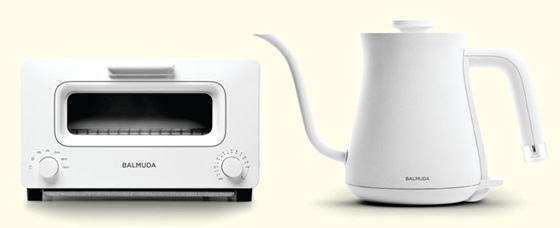 발뮤다 대표 제품. 물을 붓는 토스터 ‘더 토스터(왼쪽)’와 전기주전자 ‘더 팟’. /한국리모텍