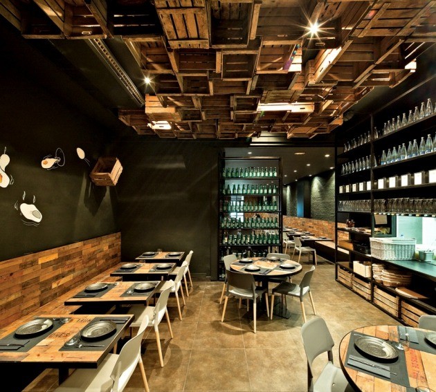 와인박스를 활용한 과감한 천장이 돋보이는 카페 인테리어. homedit