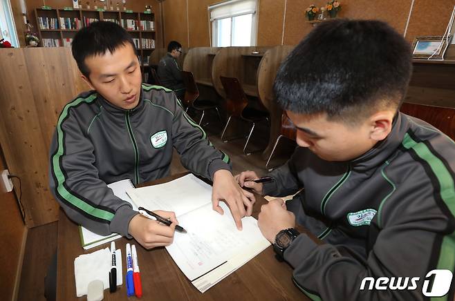 13일 경기도 연천군 25사단 북카페에서 장병들이 공부를 하고 있다. 2019.3.13/뉴스1 © News1 허경 기자