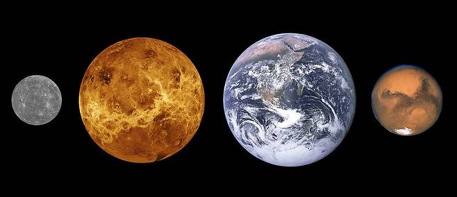 4개 암석행성들의 크기 비교. 왼쪽부터 수성 금성 지구 화성. 위키피디아 코먼스