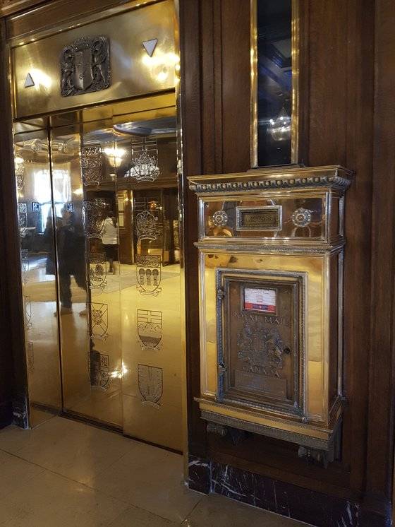 페어몬트 샤또 프롱트낙 호텔에는 모든 층의 엘리베이터 옆에 우체함이 있다. 여기에 편지를 넣으면 로비로 전달된다. [사진 캐나다관광청]