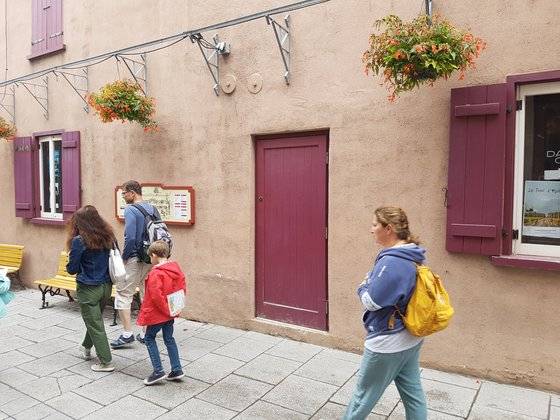 드라마 '도깨비'에서 공유와 김고은이 드나든 빨간문. 한국인 사이에서 인증샷 명소가 됐다. [사진 캐나다관광청]