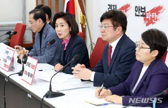 【서울=뉴시스】이종철 기자  = 자유한국당 나경원 원내대표가 10일 서울 여의도 국회에서 열린 정치개혁특별위원회 회의에서 모두발언을 하고 있다. 2019.03.10.  jc4321@newsis.com  <저작권자ⓒ 공감언론 뉴시스통신사. 무단전재-재배포 금지.>