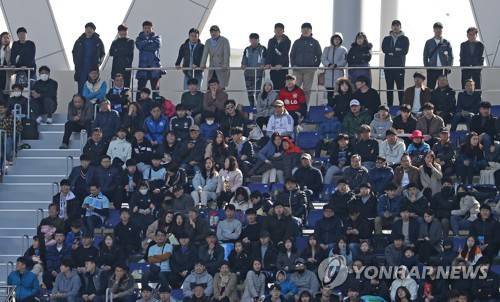 축구인기 '최고야' (대구=연합뉴스) 김준범 기자 = 17일 대구FC와 울산현대 축구단 K리그1 경기가 열린 DGB대구은행파크에서 자리에 앉지 못한 관중들이 난간에서 경기를 지켜보고 있다. 2019.3.17 psykims@yna.co.kr
