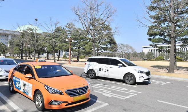 서울 일반 영업용 택시와 승차공유 미니밴 타다 택시 (전자신문 DB)