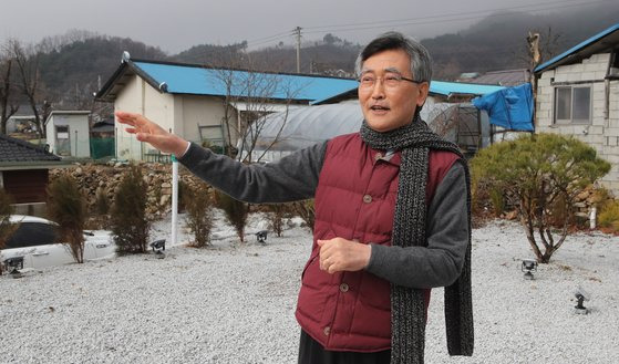 이재철 목사는 "버려야 얻는다. 버리지 않으면 새로운 차원으로 건너갈 수가 없다"고 말했다. 이날 하루에만 산골에는 비와 진눈깨비, 그리고 우박이 번갈아가며 내렸다. 송봉근 기자