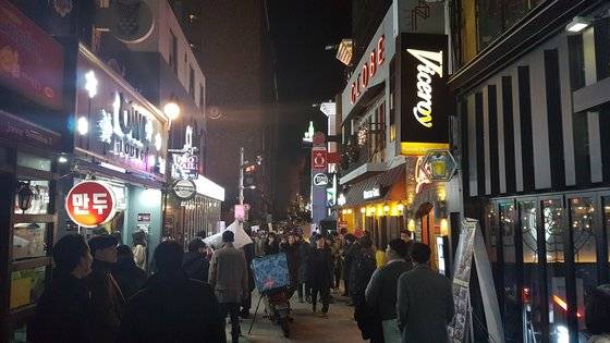 이태원 해밀턴호텔 뒷길. 예전에는 당시 유행하던 폴로 티셔츠나 베르사체 청바지 등 가품 매장에 사람들이 몰렸지만 요즘은 클럽이나 라운지바를 이용하려는 사람들이 많이 몰렸다. [중앙포토]