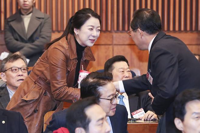 배현진 자유한국당 송파을 당협위원장(왼쪽)이 18일 오전 국회 헌정기념관에서 열린 '좌파독재 저지 국회의원 및 당협위원장 비상 연석회의''에서 참석자들과 인사하고 있다.  임현동 기자