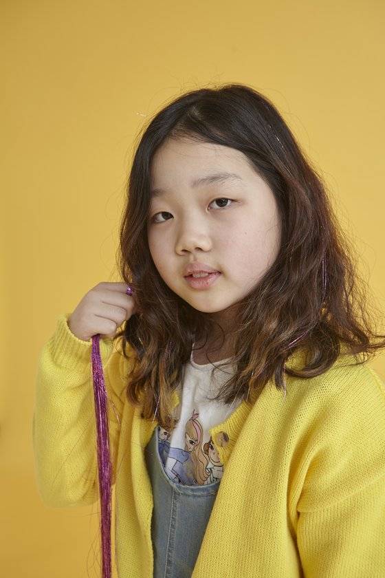 초딩 인싸들 사이에서 핫아이템인 트윙클 붙임머리를 하고 있는 허시은 학생모델. 자주 사용하는 헤어피스를 들고 있다.