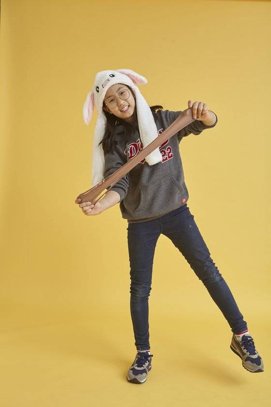 인싸템인 슬라임을 하고 있는 홍지수 학생기자.