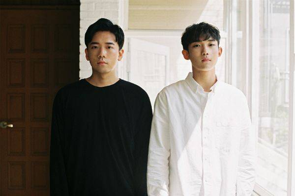 감성 팝듀오 우수한. 왼쪽이 기타 승효, 오른쪽이 보컬 수호다.(사진=디에이치플레이엔터테인먼트 제공)