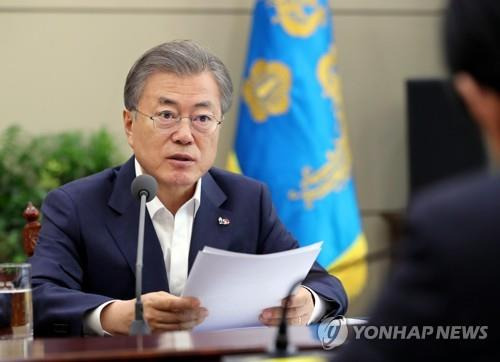 문 대통령, '장자연·김학의·버닝썬 사건 의혹 낱낱이' (서울=연합뉴스) 문재인 대통령이 18일 오후 청와대에서 박상기 법무부 장관과 김부겸 행정안전부 장관으로부터 '장자연·김학의·버닝썬 사건' 관련 보고를 받고 지시 사항을 전달하고 있다. 문 대통령은 "법무부 장관과 행안부 장관이 함께 책임을 지고 사건의 실체와 제기되는 여러 의혹은 낱낱이 규명해 주기 바란다"고 밝혔다. [청와대 제공] scoop@yna.co.kr
