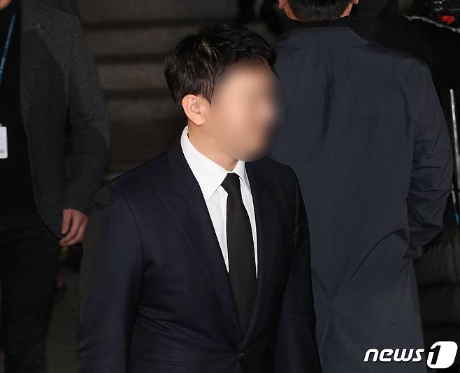 가수 승리와 함께 카카오톡 단체 대화방에 참여하며 성매매를 알선했다는 의혹을 받는 유리홀딩스 대표 유모씨가 15일 오전 서울 서울 종로구 서울지방경찰청에서 피의자 신분 조사를 마친 후 귀가하고 있다. 2019.3.15/뉴스1 © News1 신웅수 기자