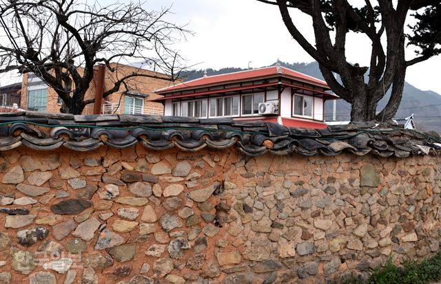 황토 담장 넘어 일본식 2층 가옥. 한정식 식당으로 이용하고 있다.