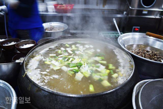 커다란 가마솥에 펄펄 끓고 있는 나주곰탕 국물.