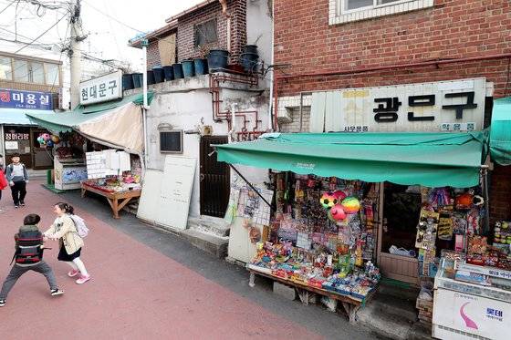 서울 후암동 삼광초등학교 앞에는 2개의 문구점이 오래된 모습 그대로 남아 있다. 마치 시간여행이라도 떠나온 듯한 풍경이다. 우상조 기자