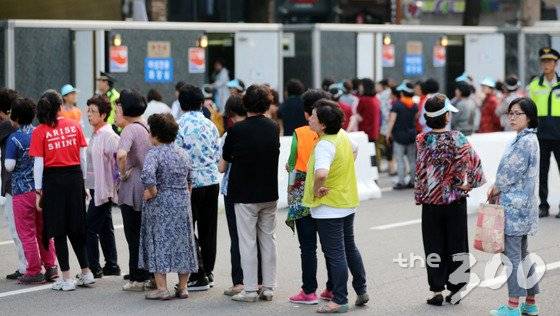 16일 오전 프란치스코 교황의 시복식이 열리는 서울 광화문 광장 인근에 간이 화장실이 설치돼 시민들이 길게 줄을 늘어서 있다. 2014.8.16/뉴스1 <저작권자 © 뉴스1코리아, 무단전재 및 재배포 금지>