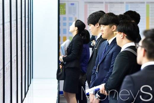 2017 상반기 글로벌 취업 상담회를 찾은 취업준비생들이 각 기업 부스로 발걸음을 옮기고 있다. /사진=임한별 기자 @머니S MNB, 식품 외식 유통 · 프랜차이즈 가맹 & 유망 창업 아이템의 모든 것