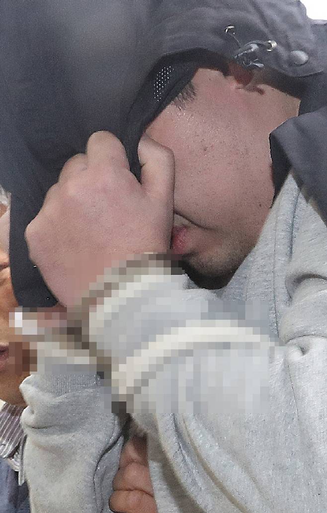 ‘청담동 주식 부자’ 이희진 씨 부모 살해 용의자 김모씨(34)가 18일 오전 경기도 안양시 동안경찰서에서 조사를 받기 위해 이동하고 있다. 경찰은 나머지 용의자 3명을 쫓고 있다. 인천일보 제공 연합뉴스