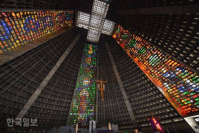 리우 메트로폴리타나 대성당의 내부는 원추형으로 조성돼 있다.