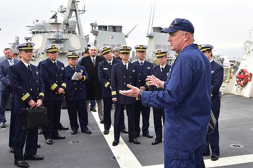 미 해안경비대의 경비함인 버솔프함의 함장 존 드리스콧 대령이 지난 2월 일본 요코스카에서 함정을 방문한 일본 해상보안청 간부들과 대화를 나누고 있다. [사진 해안경비대]