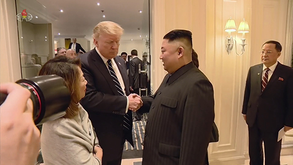 ⓒ연합뉴스 제2차 북·미 정상회담에서 양측 수뇌가 직거래하는 ‘톱다운 외교’의 한계가 드러났다. 위는 김정은 국무위원장과 트럼프 대통령의 ‘하노이 작별’ 장면.