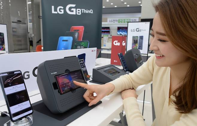 LG 베스트샵 서울양평점에 마련된 체험존에서 회사 모델이 제품 사용 시연을 해보이고 있다. LG전자 제공
