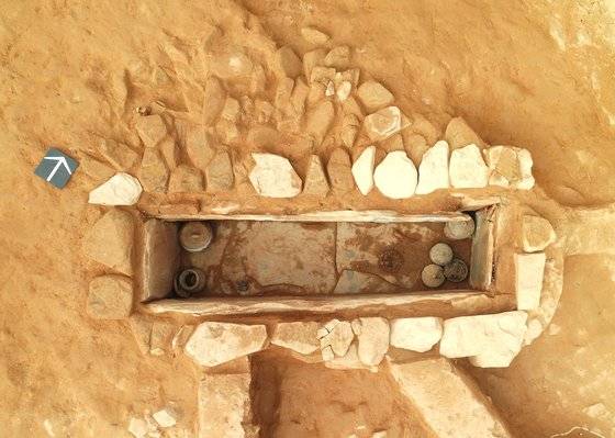 이 방울이 출토된 석관묘. [뉴시스]