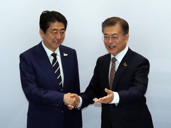 2017년 7월 G20 정상회의 참석차 독일을 방문중인 문재인 대통령이 함부르크 회담장내 메세홀 양자회담장에서 아베신조 일본 총리와 한일 정상회담에 앞서 인사를 나누고 있다. 청와대 사진기자단