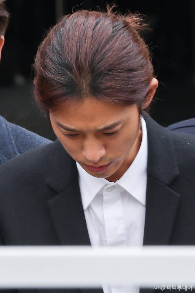 성폭력범죄의 처벌 등에 관한 특례법 위반(카메라 등 이용 촬영) 혐의를 받는 가수 정준영이 21일 오전 서초구 서울중앙지방법원에서 열린 영장실질심사를 마친 뒤 호송차로 이동하고 있다. /사진=이기범 기자