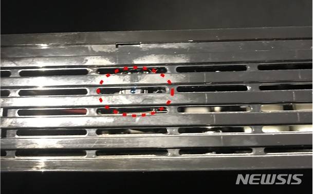 【서울=뉴시스】모텔 객실 내 셋톱박스 틈새에 초소형 IP 카메라가 설치 돼 있다. 2019.03.20 (사진=경찰청 제공)