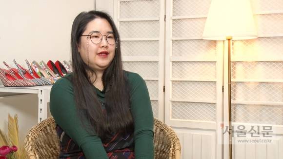 한국인 최초로 미국 최대 플러스사이즈 패션쇼 무대에 선 플러스사이즈 모델 김지양씨가 서울신문과의 인터뷰에 응하고 있는 모습