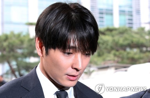 '몰카 유포'혐의 최종훈 경찰출석 (서울=연합뉴스) 서명곤 기자 = 불법 동영상 유포 혐의를 받는 FT아일랜드 최종훈이 16일 오전 피의자 신분으로 조사를 받기 위해 서울 종로구 서울지방경찰청에 출석하고 있다.  2019.3.16 seephoto@yna.co.kr