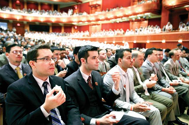 미국 뉴욕권 하나님의 교회 신도들이 유월절 떡과 포도주를 먹고 마시며 성찬예식에 참여하고 있다.