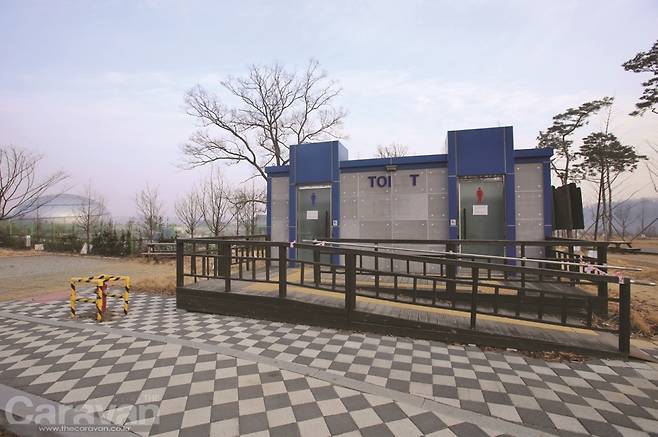 캠핑장 내 화장실. 동계기간 일부 폐쇄