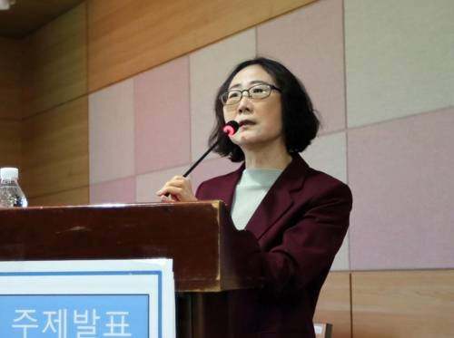 미쓰비시 줄사택 활용방안 토론회 (인천=연합뉴스) 홍현기 기자 = 22일 오후 인천시 부평구 부평구청에서 열린 '미쓰비시 사택의 가치와 미래, 그리고 부평' 학술토론회에서 정혜경 일제강제동원&평화연구회 연구위원이 주제발표를 하고 있다. 2019.3.22     hong@yna.co.kr  (끝)