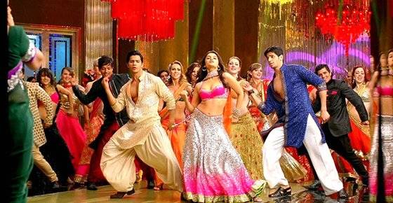 2012년 개봉한 인도 영화 '스튜던트 오브 더 이어'에서 주인공들이 댄서들과 군무를 추고 있다. [유튜브 영상 캡처]