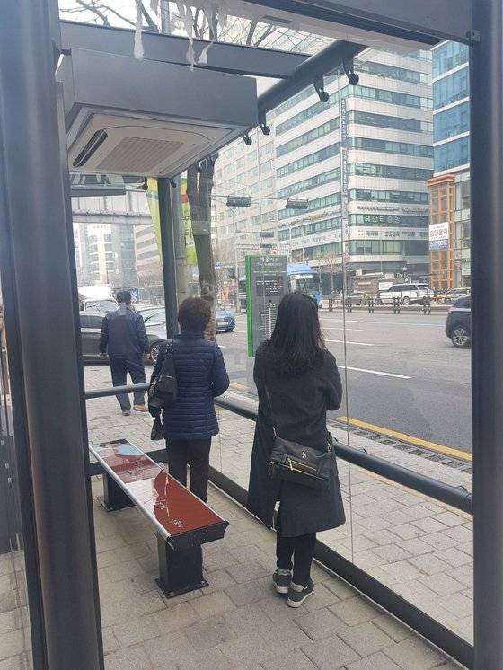 서울 서초구의 마을버스 정류장에 설치된 유리벽엔 공기정화 시설 등이 설치돼 있다. 임선영 기자