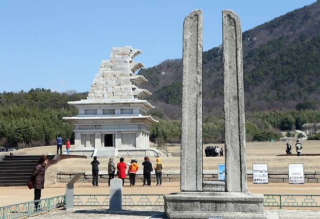 24일 미륵사지를 찾은 관람객들이 석탑(국보 제11호. 뒤)과 당간지주를 구경하고 있다.[연합뉴스]