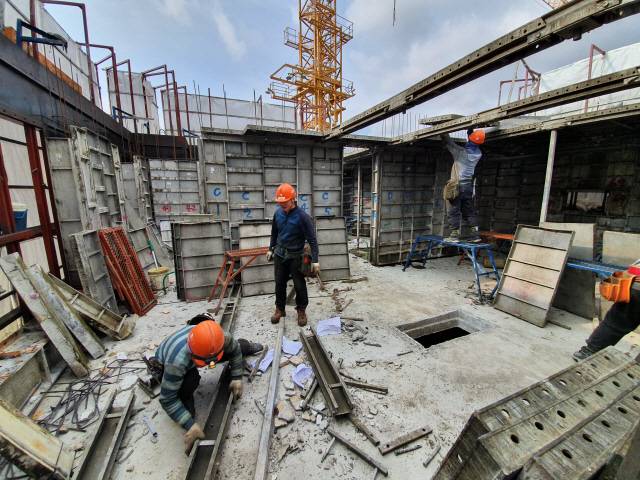 서울의 한 아파트 공사 현장에서 외국인 노동자들이 거푸집 작업을 하고 있다. 거푸집 작업의 경우 노동 강도가 세서 대부분 외국인이 맡고 있고 이중 30~40%는 불법취업자라는 전언이다./조권형기자