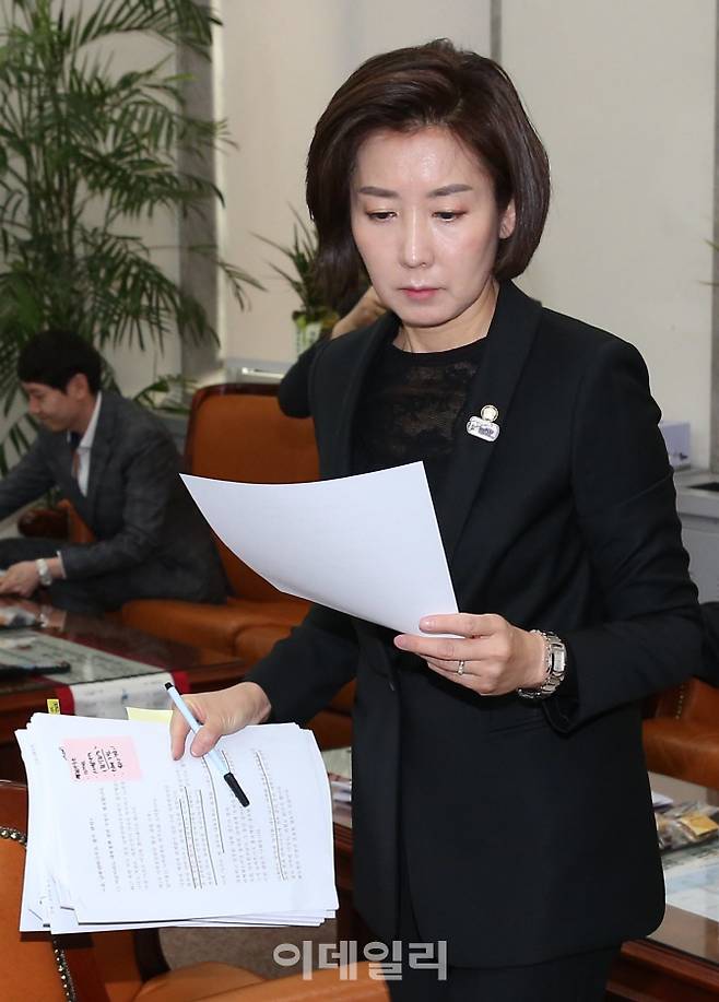 나경원 자유한국당 원내대표가 25일 오전 서울 여의도 국회에서 열린 기자간담회에 참석하며 서류를 확인하고 있다. [이데일리 노진환 기자]