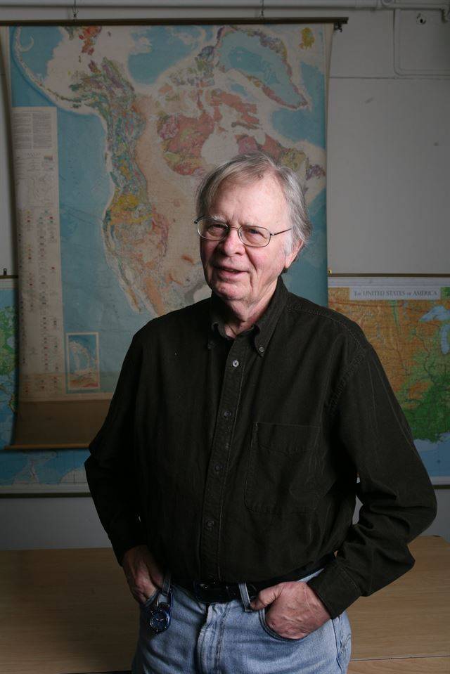 기후변화에 대한 인류의 인식과 지식은 지구과학자 월러스 브로커의 1975년 논문 이전과 이후로 나뉜다. '지구온난화'란 용어를 대중화시킨 그 논문에서 그는 산업혁명 이후 온실가스 배출로 인해 지구가 데워지고 있다는 걸 데이터로 입증했다. 그는 이미 84년에 "기후시스템은 무척 예민한 동물이며 인류는 지금 성난 짐승을 상대로 장난을 치고 있다"고 경고했다. 말년의 그는 탄소포집 등 지구공학에 관심을 쏟았다. 2010년의 브로커. 컬럼비아대 지구연구소.