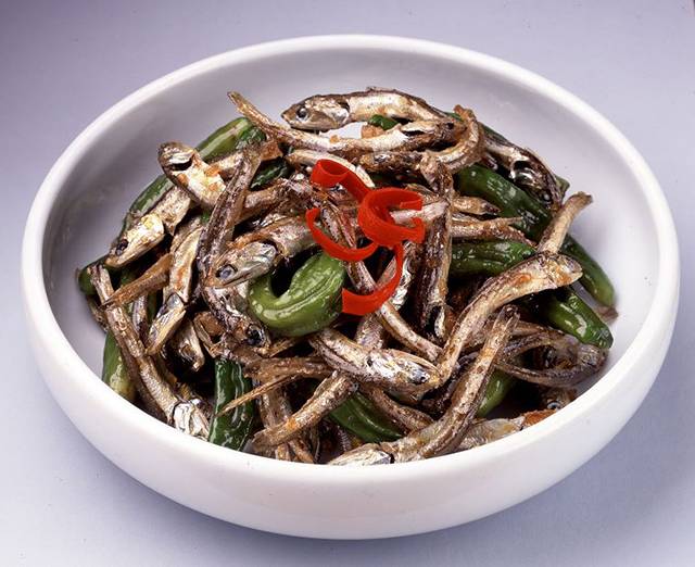 멸치볶음에 고추를 넣어 조리하면 맛을 향상시킬 뿐 아니라 부족한 영양소를 보완할 수 있다./사진=클립아트코리아