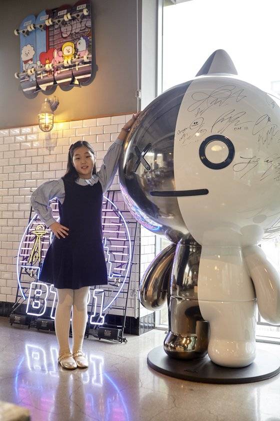 맹서후 학생기자가 BT21 캐릭터 반 피규어 옆에 섰다. 그가 선 곳은 라인프렌즈 플래그십 스토어 이태원점 3층이다. 남성 아이돌 그룹 방탄소년단(BTS)이 직접 방문해 사진을 촬영해 이후 팬들 사이에서 이른바 '성지'로 떠올랐다.